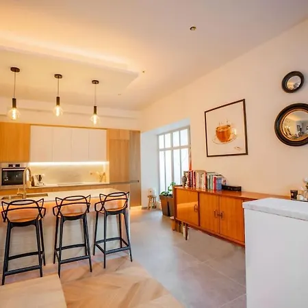 Grande Maison Hyper Centre Versailles * ורסאי